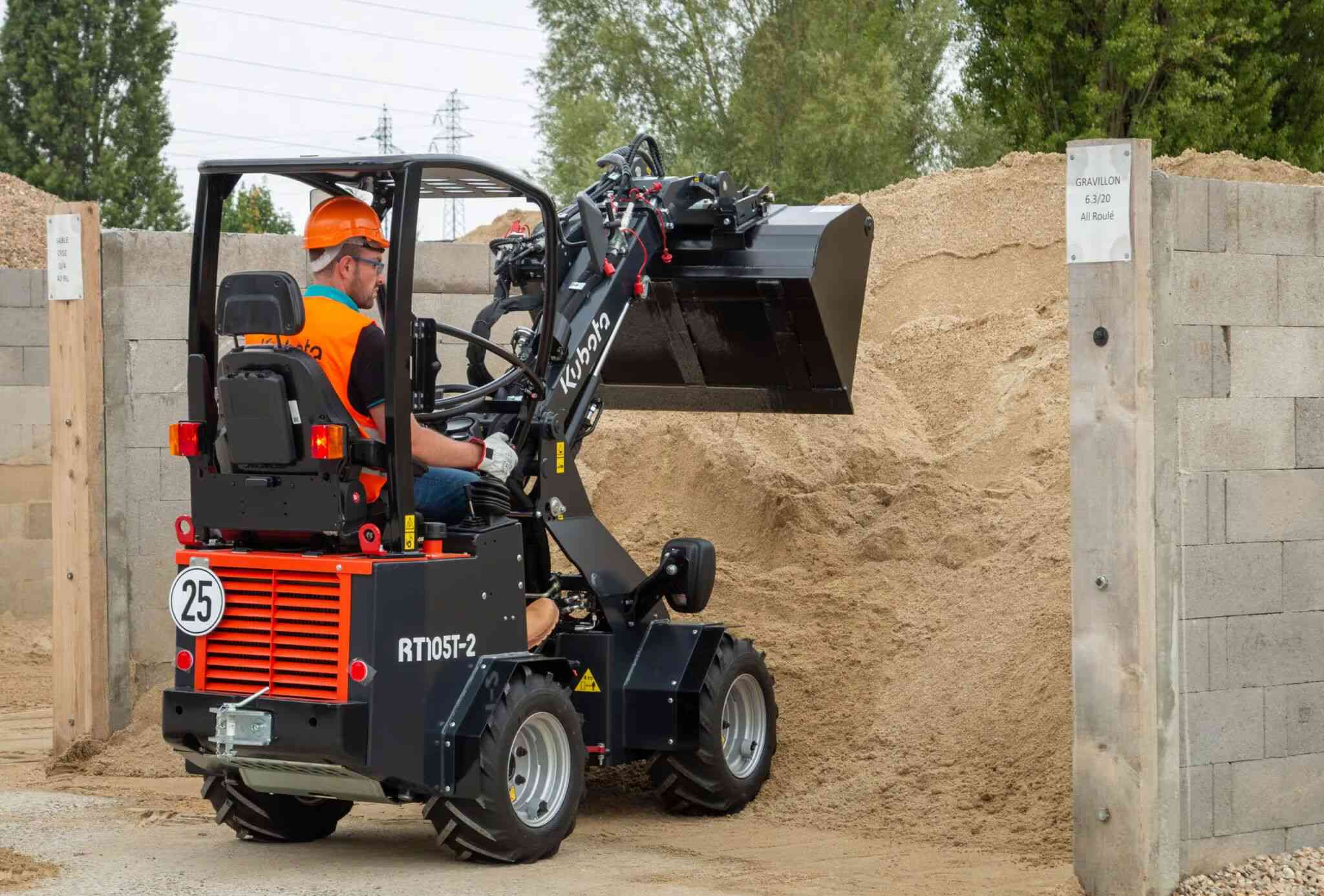 Колесный погрузчик Kubota RT105T-2